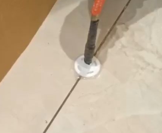 北仑瓷砖空鼓维修公司专业解答瓷砖在铺贴过程中，如果没有涂抹均匀到位的粘结材料（如水泥砂浆或瓷砖胶），可能会导致以下问题