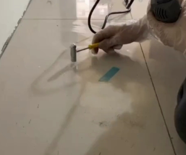 北仑瓷砖开裂维修公司专业分享瓷砖在铺贴前如果没有沥干水分，将会导致以下问题